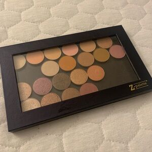Z-palette with multiple eyeshadows!